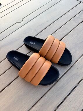 ROAM / WOMEN / SHOES / SLIDES
ROAM PUFFY SANDAL - COGNAC